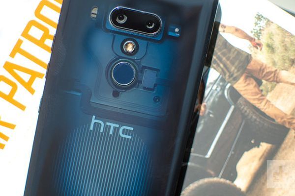 Kinh doanh ế ẩm, HTC tính đường cấp phép thương hiệu