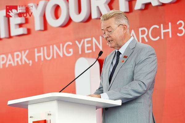 BUV, Đại học Anh Quốc Việt Nam, Raymond Gordon