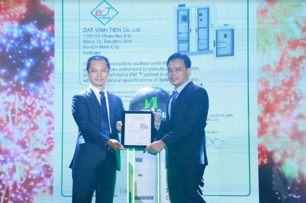 Ông Sử Ngọc Danh và ông Nguyễn Trần Thanh Long thực hiện nghi thức chuyển giao công nghệ