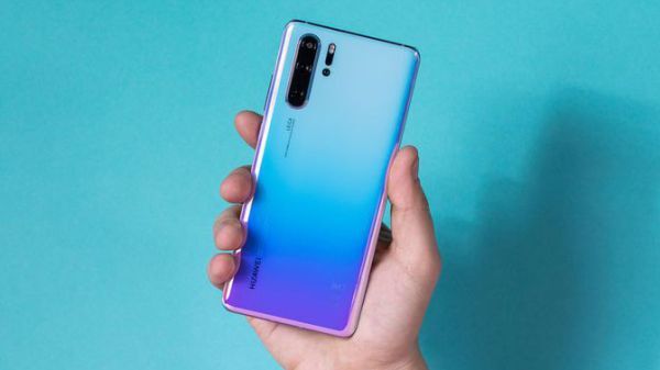 KDDI và SoftBank hoãn bán điện thoại Huawei