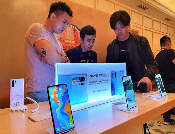Huawei tính chuyện bán hết hàng cũ