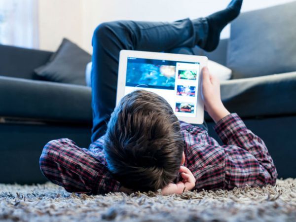Trẻ nhỏ livestream YouTube phải có người lớn giám sát