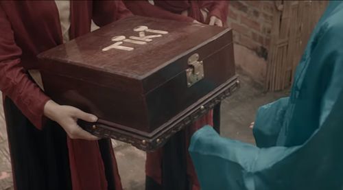 Một kiện hàng Tiki xuyên không về quá khứ trong MV mới nhất của Chi Pu đã vấp phải nhiều ý kiến trái chiều từ khán giả về lối quảng cáo