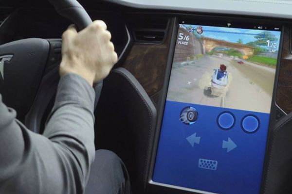 Những chiếc xe Tesla sẽ sớm cho phép người dùng xem trực tuyến Netflix và YouTube