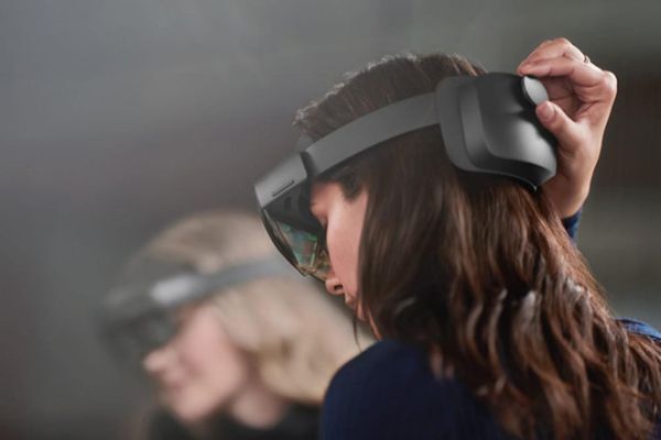 Microsoft sẽ bán HoloLens 2 vào tháng 9