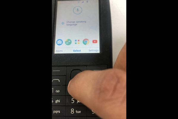Các biểu tượng cho thấy chiếc điện thoại có cả Chrome, YouTube và đặc biệt là Google Assistant