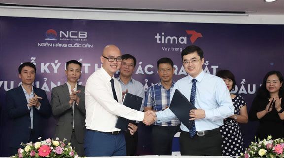 Ông Trần Thế Vĩnh - Tổng Giám đốc & Thành viên HĐQT (bên trái) đại diện cho Tima và ông Trần Thanh Quang - Giám đốc Ngân hàng số (bên phải) đại diện cho NCB ký kết hợp tác toàn diện.