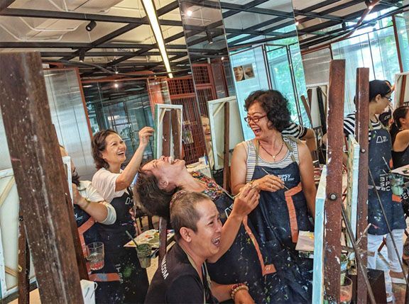 Nụ cười của các bệnh nhân Ung thư tại lớp vẽ Tipsy Art do SCI phối hợp tổ chức.