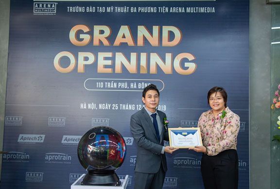 Chị Lê Hữu Trâm Anh - Đại diện tập đoàn Aptech toàn cầu trao chứng nhận Franchise cho Arena Multimedia Trần Phú.