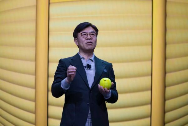 Tổng Giám đốc Samsung, ông H.S. Kim giới thiệu Ballie trước hàng trăm khán giả