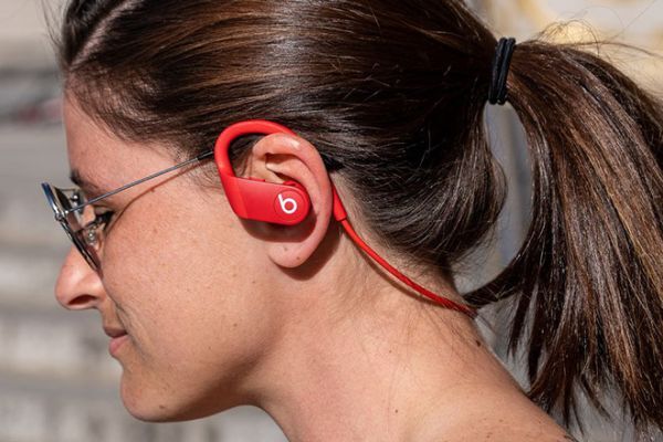 Powerbeats 4 có giá bán thấp hơn 50 USD nhưng chứa nhiều cải tiến so với tiền nhiệm