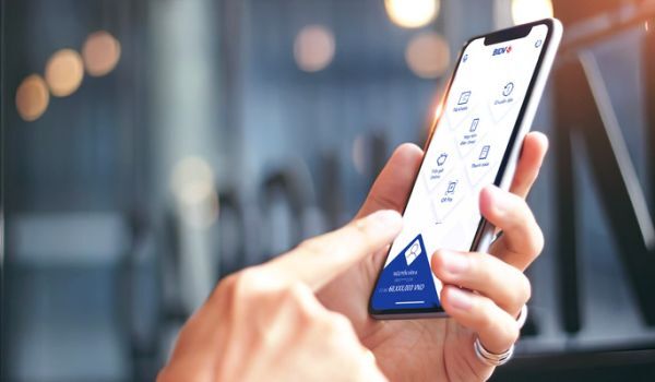 Tin nhắn SMS vẫn được nhiều ngân hàng sử dụng để thông báo biến động số dư, gửi mã OTP... cho khách hàng.