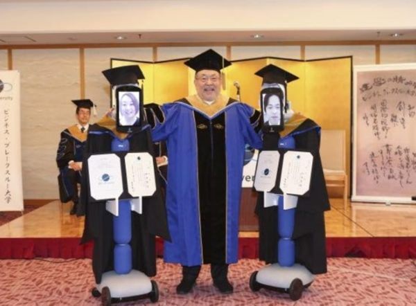Trường đại học Nhật tổ chức tốt nghiệp bằng robot và video trực tuyến