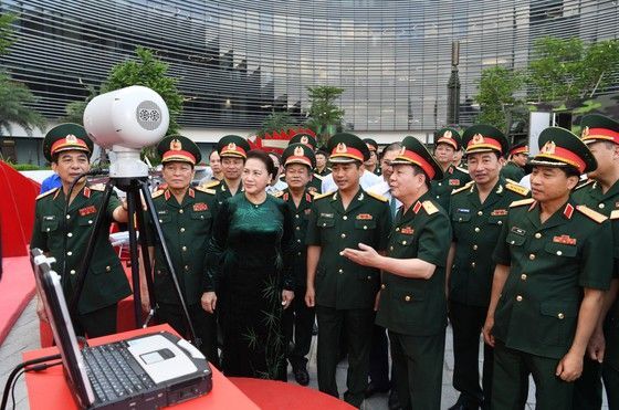 Chủ tịch Quốc hội Nguyễn Thị Kim Ngân tham quan và nghe giới thiệu về những sản phẩm công nghệ cao do Viettel nghiên cứu và sản xuất thành công. 