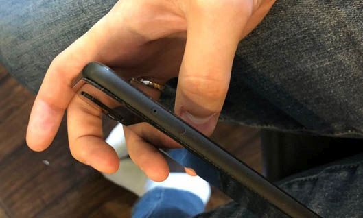 Google Pixel 4 XL gặp lỗi bong kính mặt lưng