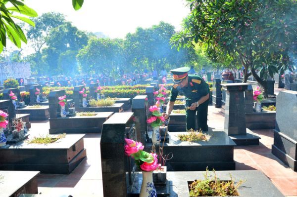 Các CBCNV Viettel tại các địa phương đều dành thời gian thăm hỏi những gia đình có công với Cách mạng trên địa bàn đóng quân