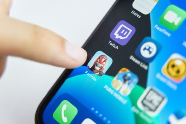 Fortnite bị đồng loạt gỡ bỏ khỏi App Store và Google Play