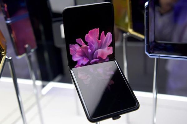 Sắp có smartphone gập lại giá rẻ phong cách Galaxy Z Flip