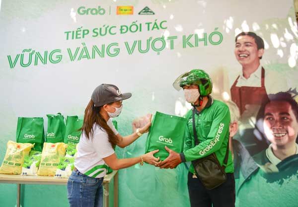 Grab tiếp tục chung tay cùng cộng đồng chống Covid-19