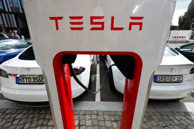 Lỗ hổng trạm sạc Tesla giúp xe điện đối thủ sạc pin miễn phí