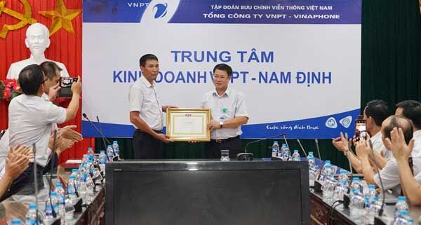 Trên đường công tác, người VinaPhone cứu sống 2 em nhỏ ngã xuống sông