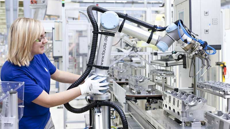 Con người có thể làm việc bên cạnh robot thay vì 