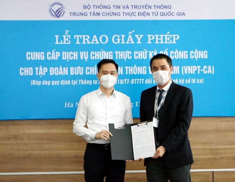 Bộ TT&TT trao giấy phép cung cấp dịch vụ chứng thực chữ ký số công cộng cho VNPT