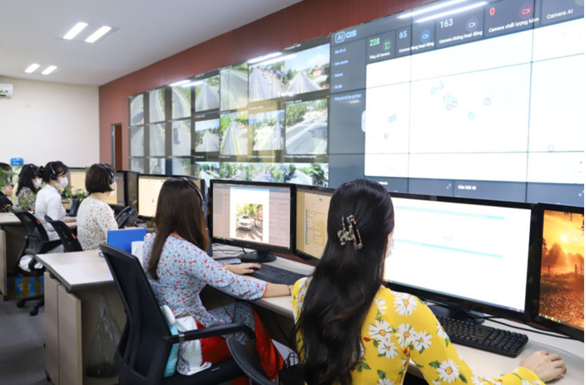 Tổng đài viên hoạt động hết công suất hỗ trợ người dân tại IOC