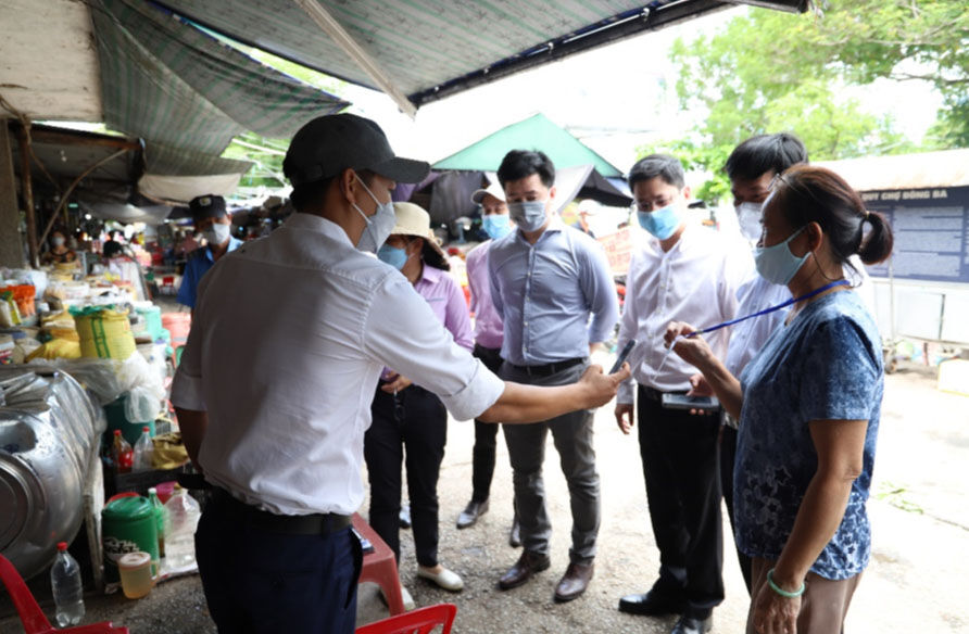 Kiểm soát người ra vào qua Thẻ kiểm soát dịch bệnh tại chợ Đông Ba