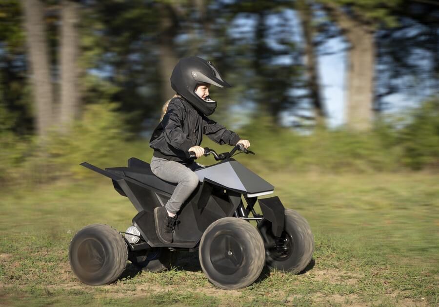 Tesla giới thiệu xe điện Cyberquad cho trẻ em