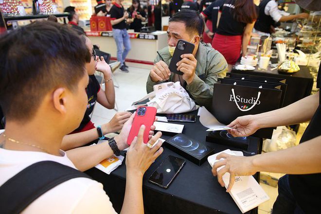 FPT Shop tăng gấp đôi thời gian bảo hành iPhone 12