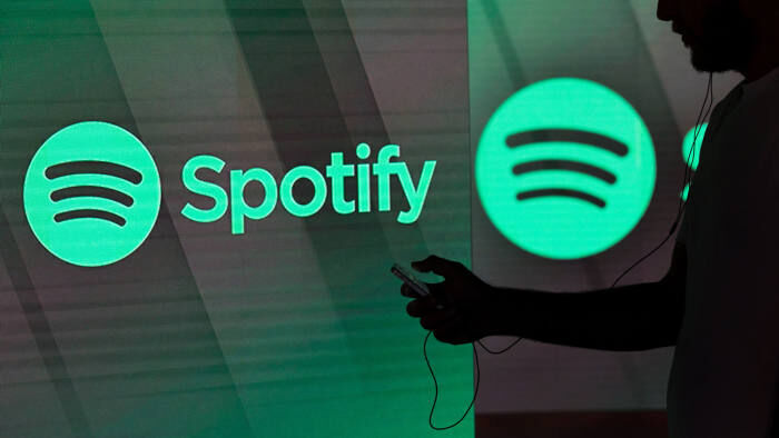 Các nghệ sỹ đang kiếm được bao nhiêu tiền từ Apple Music, Spotify?