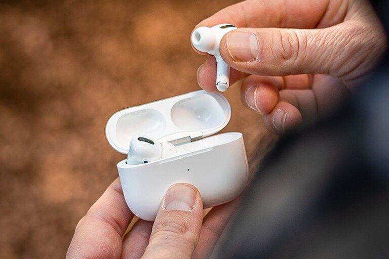 Apple cắt giảm sản lượng tai nghe AirPods