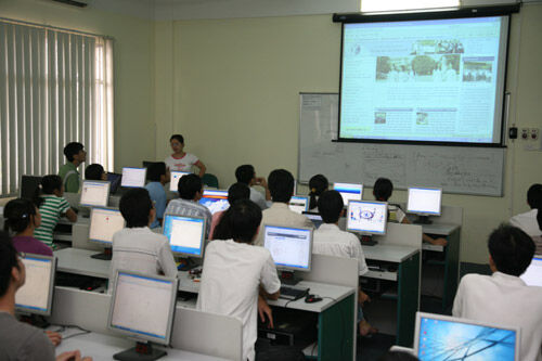 Bộ Nội vụ bỏ yêu cầu về chứng chỉ ngoại ngữ, tin học với công chức 
