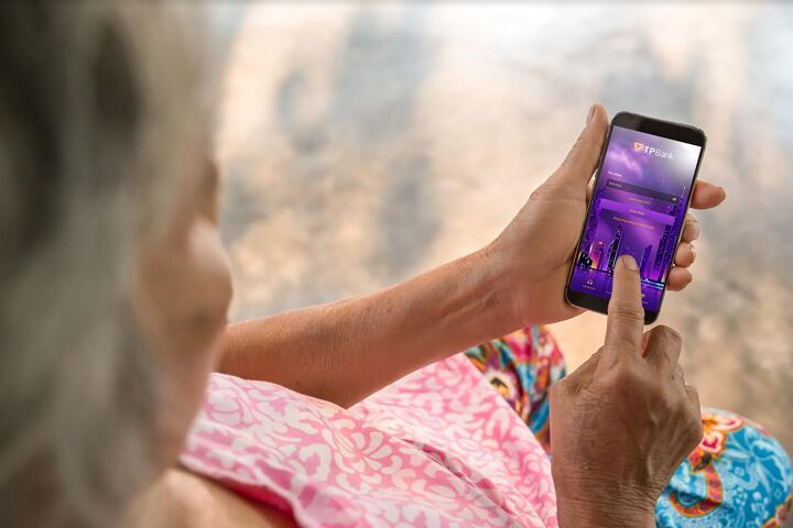 Người cao tuổi cũng học tiêu dùng qua app ngân hàng