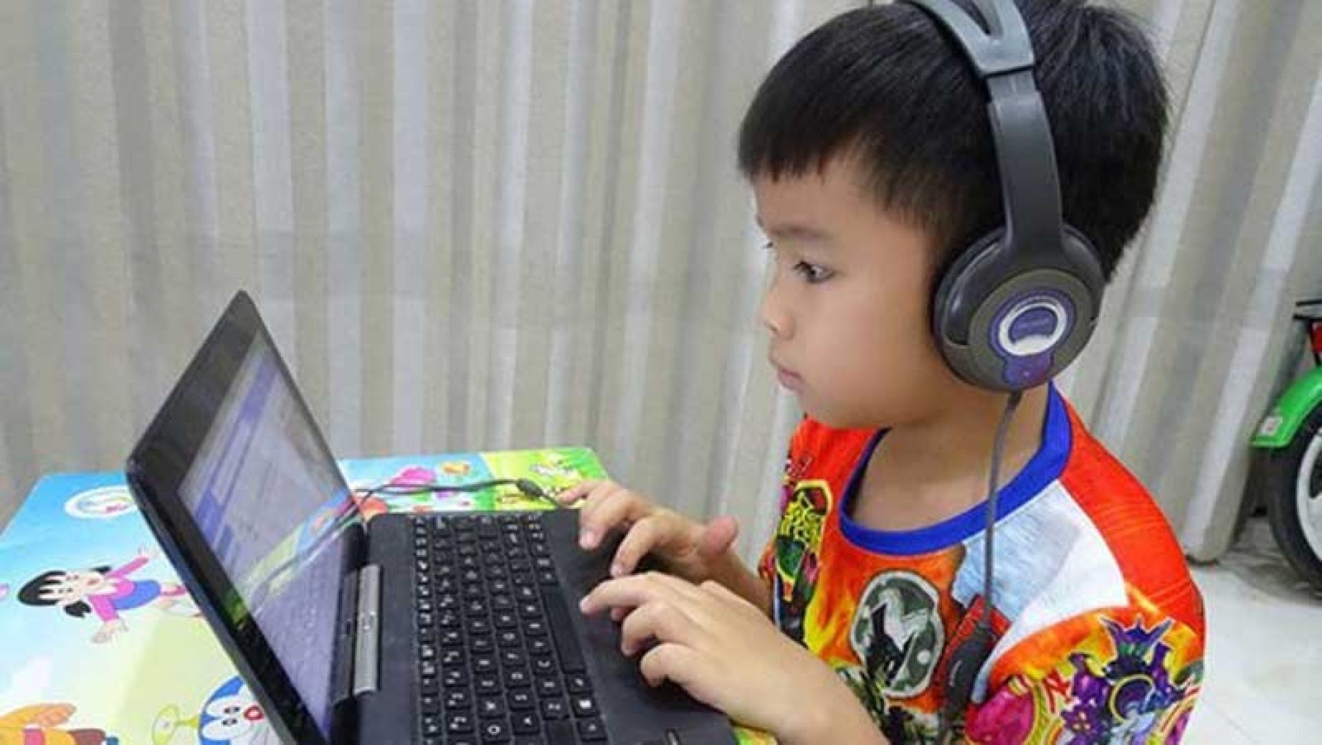 Phụ huynh “đau đầu” lo bảo mật vì con học trực tuyến