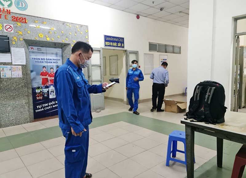 Nhân sự VNPT lắp đặt mạng lưới phục vụ các khu cách ly