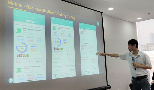 Ông Đặng Quan Vũ chia sẻ về nền tảng FastWork trong một hội thảo dành cho SME