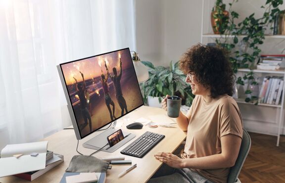 Thiết kế kim loại thời thượng của màn hình Lenovo Q27h mang tính hiện đại, bóng bẩy và gọn gàng