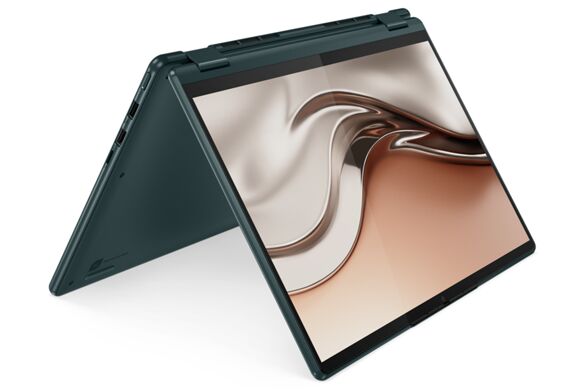 Yoga 6 với thân vỏ màu lục đậm Dark Teal được làm từ chai lọ và nhôm tái chế.