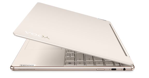 Vẻ ngoài tinh tế với lớp vỏ kim loại màu Oatmetal sáng bóng của Yoga 9i thực sự tỏa sáng như chiếc hộp đựng đồ trang sức