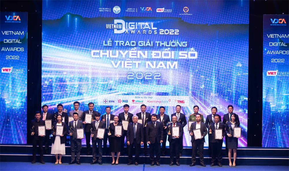 49 giải thưởng đã được trao cho các đơn vị, doanh nghiệp và giải pháp chuyển đổi số xuất sắc