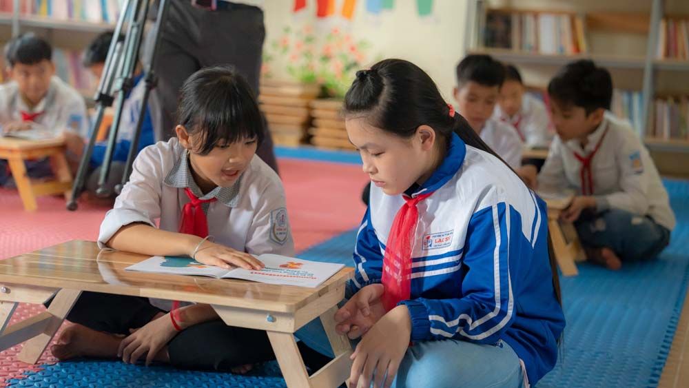 Các em học sinh hân hoan với Lớp học cầu vồng