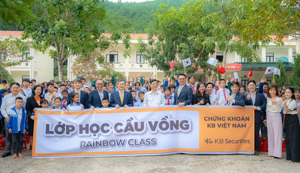 Lớp học cầu vồng trao quà cho các em 