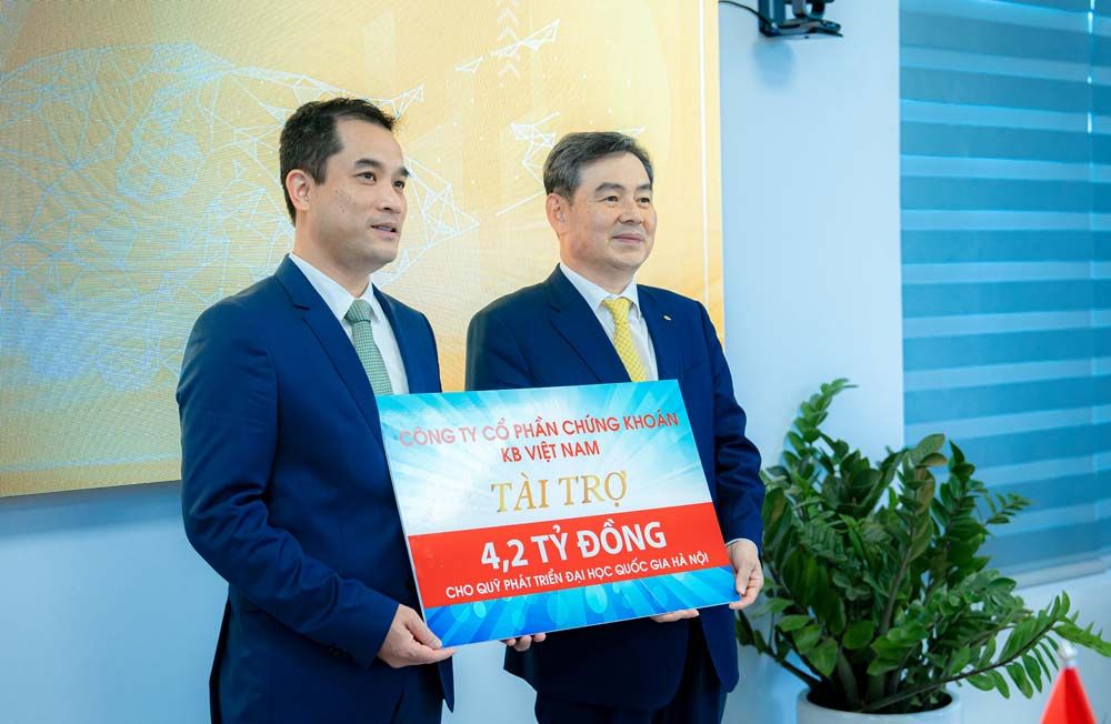 Chứng khoán KB Việt Nam tài trợ cho ĐH QG HN 