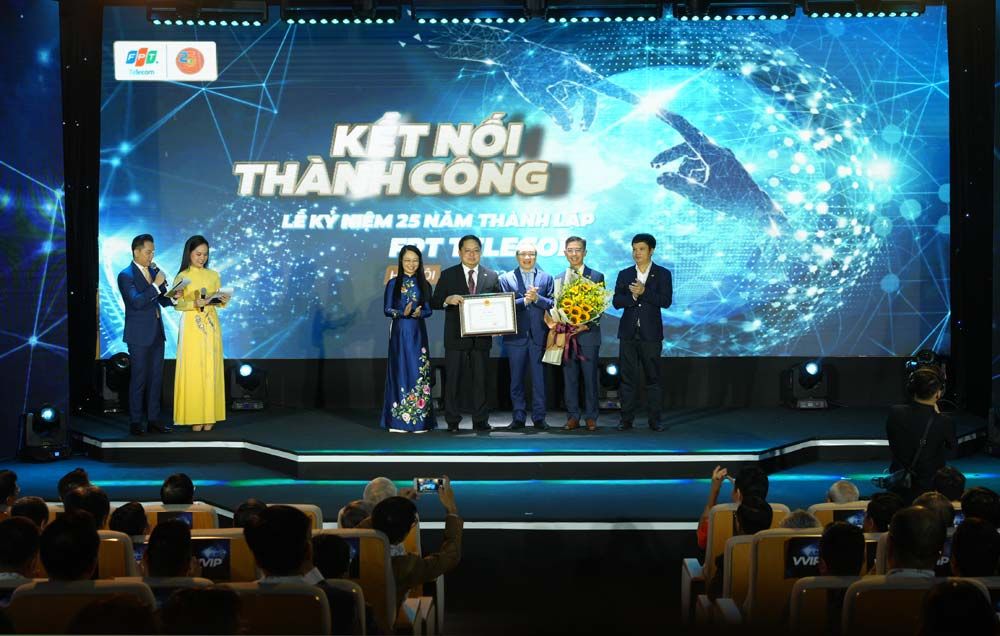 FPT Telecom kỷ niệm 25 năm thành lập và nhận Bằng khen của Bộ TT&TT