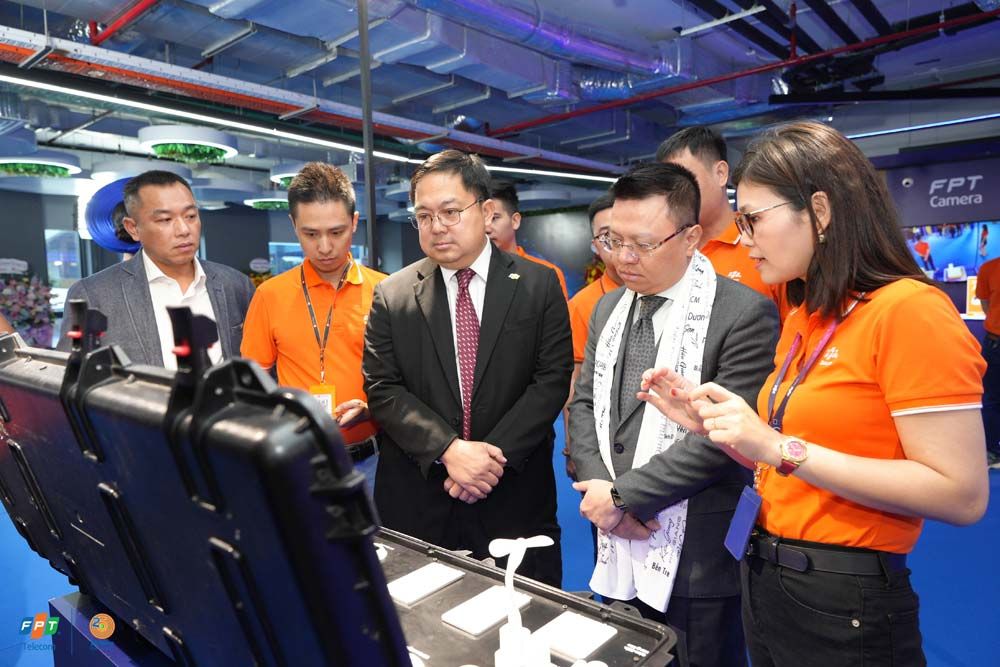 Khách tham quan trải nghiệm FPT Telecom
