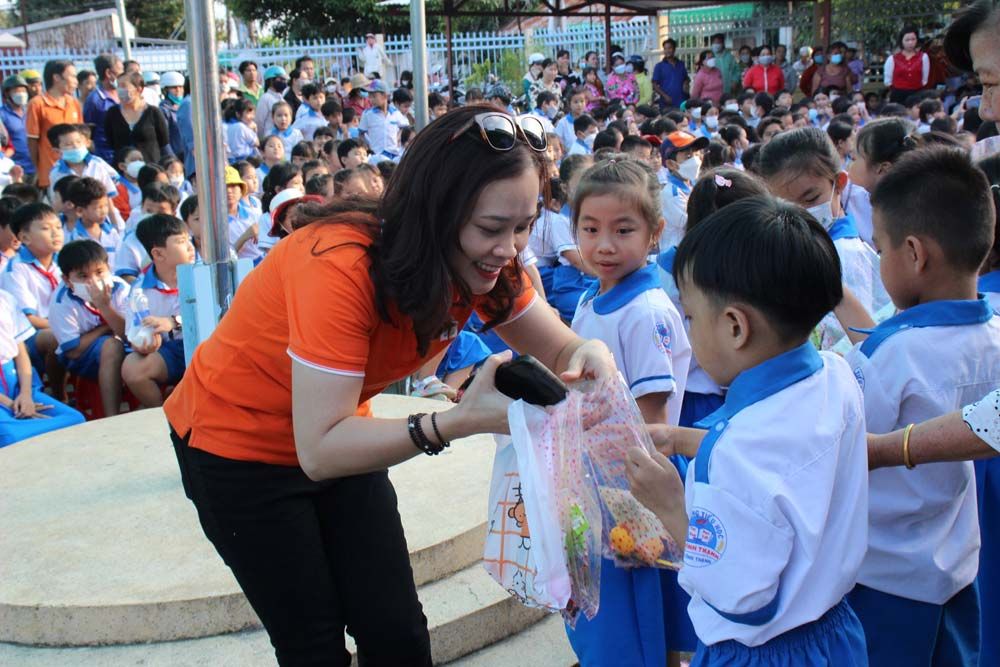 Tập đoàn FPT và Quỹ Hy Vọng chung sức "Nâng bước em đến trường"
