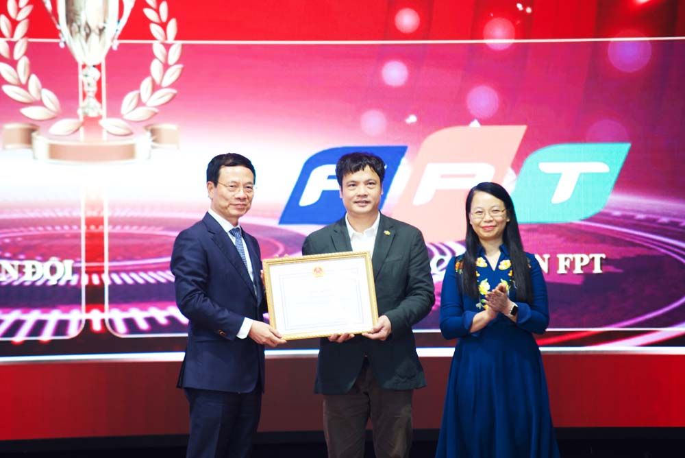 Tăng trưởng xuất sắc tại thị trường nước ngoài, FPT nhận bằng khen của Bộ TT&TT