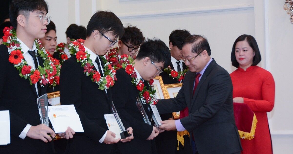 Vinh danh học sinh đoạt giải Olympic và Hội thi KHKT quốc tế năm 2022
